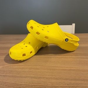 YELLOW CROCS